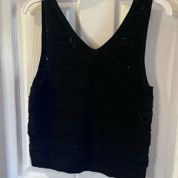 Two gap taps tank black and white.size Medium. - Picture 5 of 6